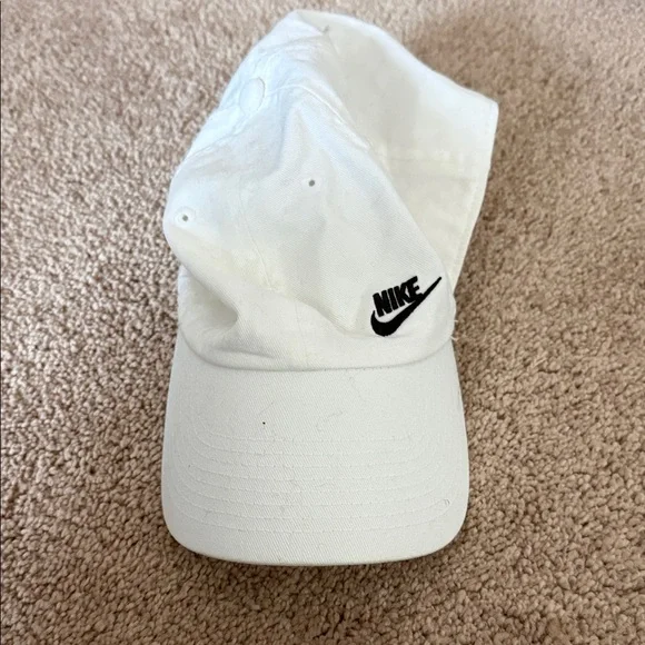 Nike White Sports Cap - Picture 1 of 2